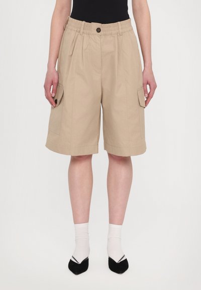 Beige cargo shorts dengan pinggang elastis dan penutupan kancing, dilengkapi dengan dua saku samping, potongan yang disesuaikan, dan hem yang digulung.