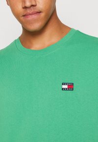 Tommy Jeans BADGE TEE - T-shirt basic - coastal green