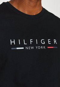 Tommy Hilfiger NEW YORK TEE - T-shirts med print - black