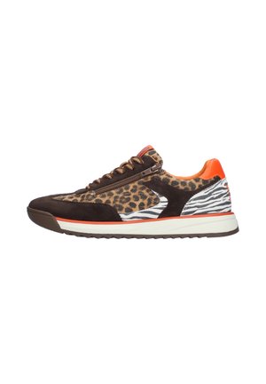 Low-Top-Sneaker mit Leoparden- und Zebra-Print-Paneelen, braunen Veloursleder-Overlays, orangen Akzenten, seitlichem Reißverschluss und weißer Sohle mit braunem Profil.