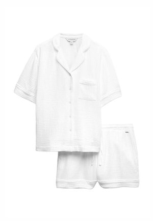 Weißes, strukturiertes Kurzarmhemd mit Knopfleiste, Kragen und Brusttasche, kombiniert mit passenden Shorts mit Kordelzug.