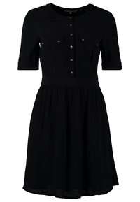 Robe noire à manches courtes avec fermeture boutonnée devant, deux poches poitrine à rabats, taille cintrée et jupe froncée.