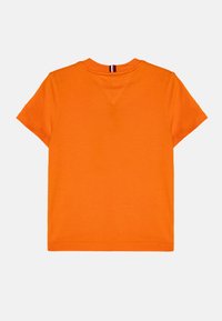 Tommy Hilfiger ESSENTIAL TEE UNISEX - T-shirt - bas - orange thunder