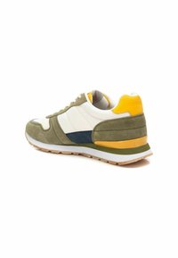 Zapatilla de hombre con empeine de ante verde y nylon blanco, detalle lateral en azul marino, acento en el talón amarillo y suela blanca/verde.