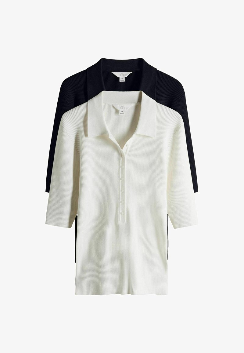 Du dvispalviai megzti polo marškinėliai su briaunuotu raštu, vienas baltas, kitas juodas, trumpomis rankovėmis ir sagų plokštelėmis, sluoksniuoti ant balto fono.