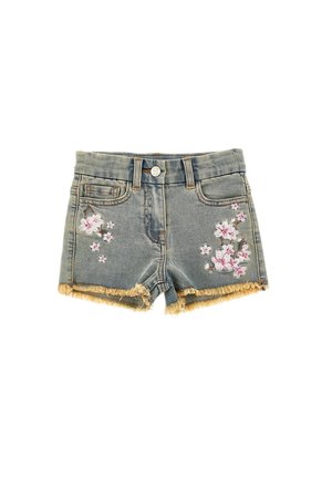 Denimshorts med flossede kanter og lyserød blomsterbroderi på frontlommerne, med knap- og lynlåslukning.