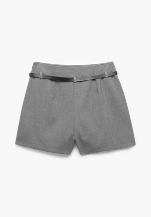 Szare spersonalizowane szorty o gładkiej strukturze, z elastycznym pasem i czarnym paskiem, złożonymi fałdami oraz czystym wykończeniem. 