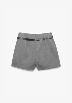 Szare spersonalizowane szorty o gładkiej strukturze, z elastycznym pasem i czarnym paskiem, złożonymi fałdami oraz czystym wykończeniem.