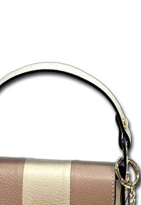 Gestructureerde handtas met een gladde, gestructureerde oppervlakte. Kleurblokken in beige en lichtbruin. Korte, gebogen handgreep met metalen hardware.