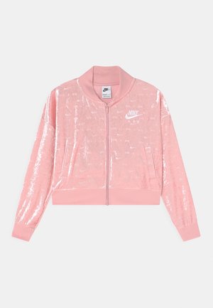 La giacca corta con zip Nike rosa presenta una superficie lucida e strutturata, colletto e polsini a coste, con un logo bianco sul davanti.