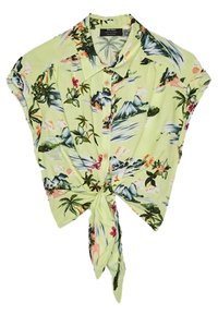 Kortärmad, knapplång skjorta i ljusgrön med ett tropiskt blommönster som har berg, palmer och en knytning framtill.