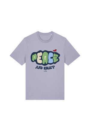 Lyslilla bomulds t-shirt med rund hals. Forsiden prydes af fed tekst "FRED OG FRED" i multicolore boblebogstaver samt et lille rødt flag-ikon.