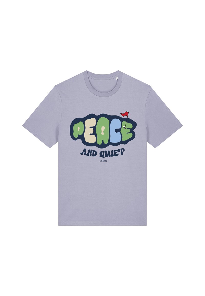 Lyslilla bomulds t-shirt med rund hals. Forsiden prydes af fed tekst "FRED OG FRED" i multicolore boblebogstaver samt et lille rødt flag-ikon.