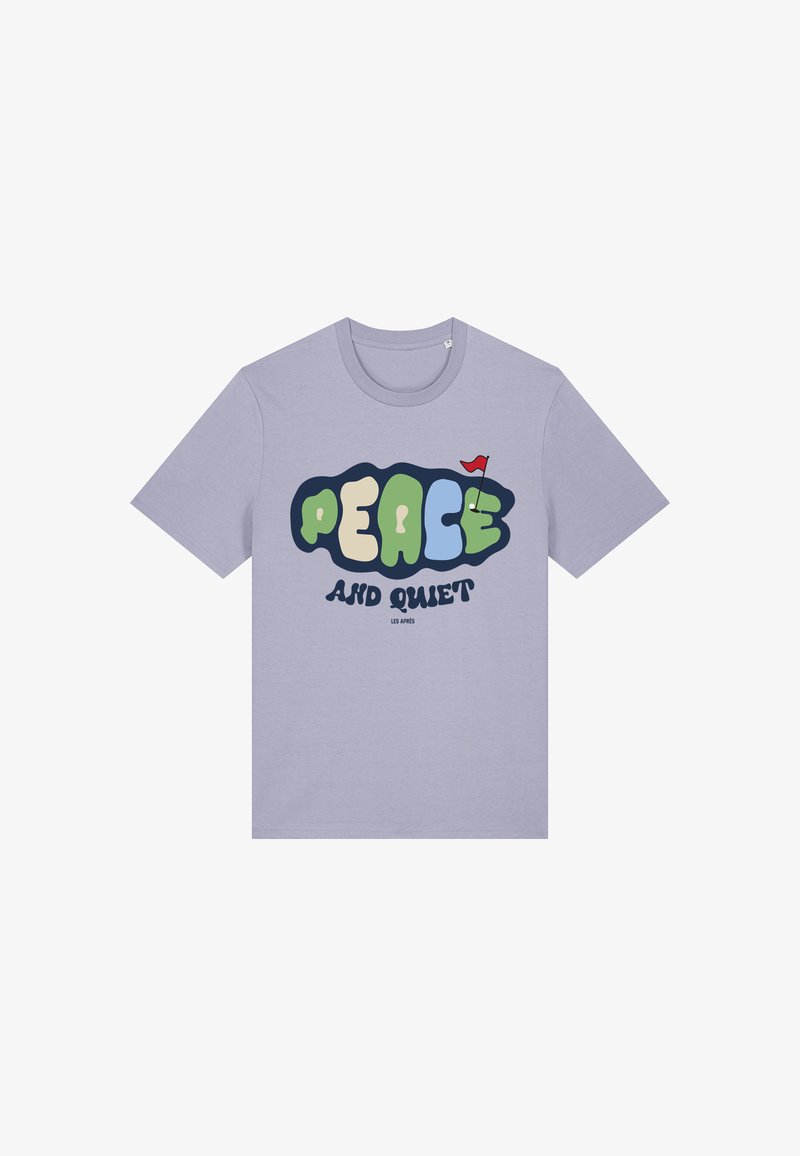 Lyslilla bomulds t-shirt med rund hals. Forsiden prydes af fed tekst "FRED OG FRED" i multicolore boblebogstaver samt et lille rødt flag-ikon.