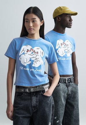 LUCKY CHARM UNISEX - Print T-shirt - light blue