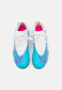 Pantofi sport albaștri și albi cu accente roz, având o suprafață netedă, o formă rotunjită și un design tradițional cu șireturi.