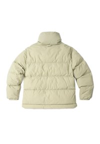 Puffermantel in hellkhaki, mit hohem Kragen, gestepptem Muster, elastischen Bündchen und einem dezenten Logo im unteren Rückenbereich.