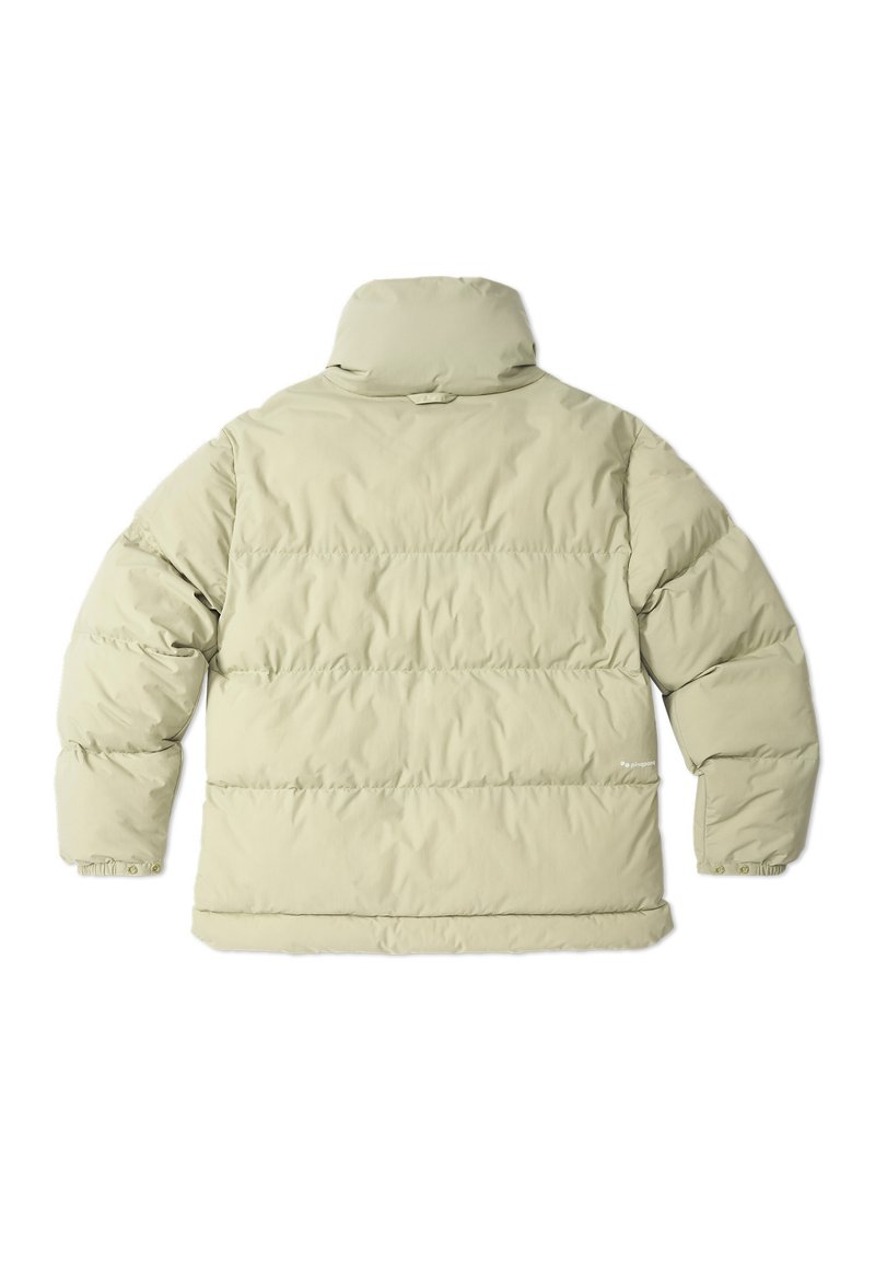 Puffermantel in hellkhaki, mit hohem Kragen, gestepptem Muster, elastischen Bündchen und einem dezenten Logo im unteren Rückenbereich.