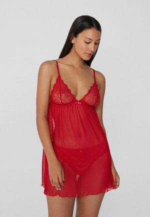 Négligé rouge en tulle avec des accents en dentelle, fines bretelles réglables et un design plissé ; présente un ourlet subtilement festonné et un string assorti.