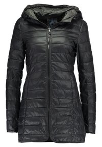 Svart puffjacka med huva, med kviltad design, framdragkedja och två sidofickor. Slät, glänsande textur, lätt material.