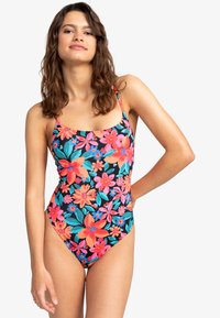 Maillot de bain one-piece floral avec des fleurs roses, orange et bleues sur un fond noir. Bretelles réglables et design ajusté.