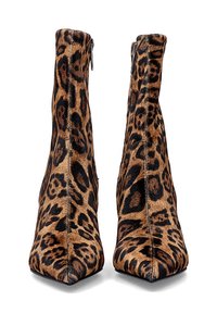 Botines de estampado de leopardo con textura suave, punta afilada y un alto tacón de stilettos. Cuentan con un cierre de cremallera lateral para facilitar su uso.