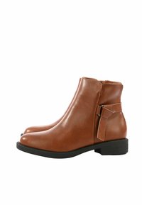 Stivali alla caviglia in pelle marrone con punta arrotondata, tacco nero basso e dettagli con fascia laterale. Texture liscia con minimi accenti di cucitura.