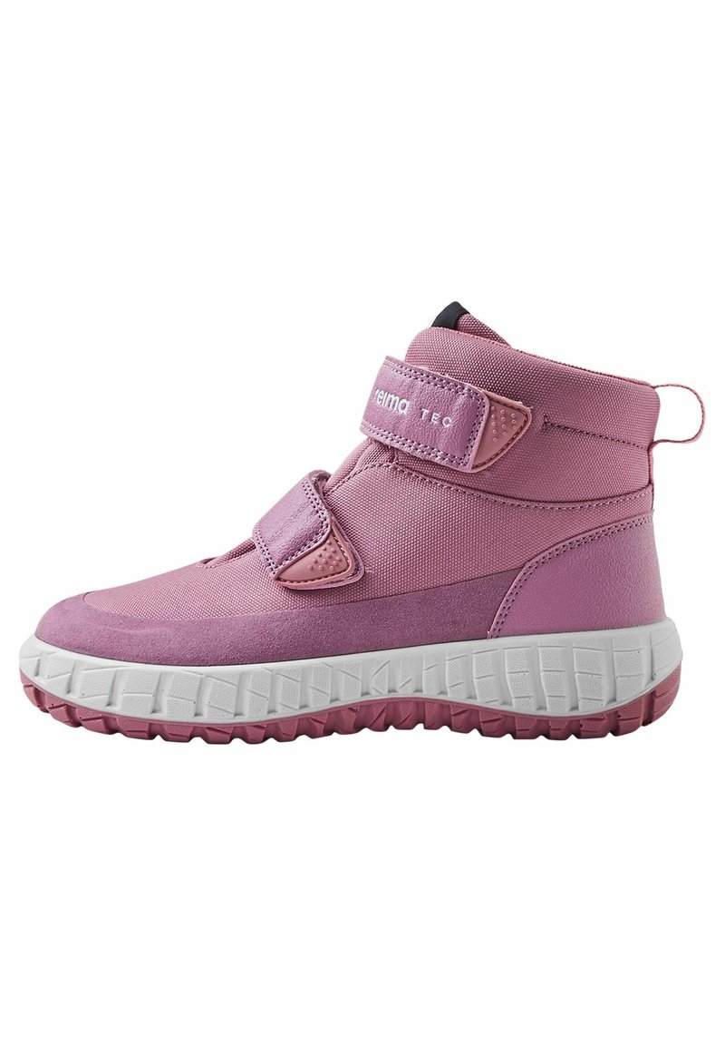 Rosa ankelstövlar med texturerat tyg, kardborreband och gummisula med ett uttalat mönster.