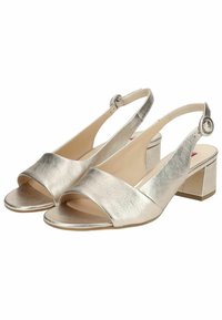 Metalliske sølvhælede sandaler med åben tå, bred rem og slingback-design med en cirkulær spænde. Tekstureret overdel og blokhæl.