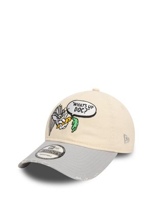 Beige und graue Baseballkappe mit gesticktem Bugs Bunny, der eine Karotte hält, und einer Sprechblase mit der Aufschrift "WHAT'S UP DOC?" auf der Vorderseite.