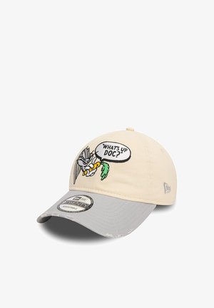 Beige und graue Baseballkappe mit gesticktem Bugs Bunny, der eine Karotte hält, und einer Sprechblase mit der Aufschrift "WHAT'S UP DOC?" auf der Vorderseite.