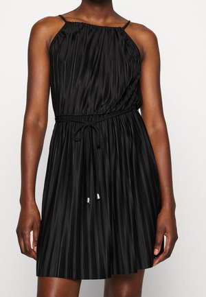 Czarna plisowana sukienka z regulowanymi cienkimi ramiączkami, marszczonym dekoltem i talią ze sznurkiem z metalicznymi akcentami. Gładka faktura na całej powierzchni.