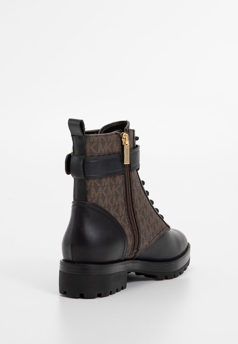 Bruine, gemarmerde enkellaarzen met zwarte leren accenten, vetersluiting aan de voorkant, zijrits, robuuste zool en een lus aan de achterkant voor gemakkelijk aantrekken.