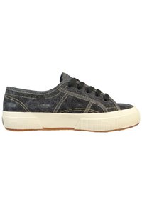 Sneakers z denimu z ciemnoszarym górnym materiałem, kontrastowym żółtym przeszyciem, czarnymi sznurowadłami i teksturowaną białą gumową podeszwą.