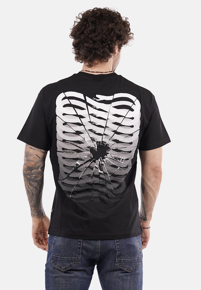 T-shirt in cotone nero con una grande grafica bianca di un design dello scheletro con un effetto crepato sul retro. Maniche corte, scollatura tonda.