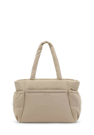Beige totebag met geribbelde stoffen handvatten en zijkanten, een glad voorvak en het "KAPTEN & SON"-logo gecentreerd op het voorvak.