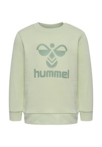 Jasnozielona bluza z okrągłym dekoltem, z prążkowanymi mankietami i dołem. Na przodzie znajduje się teksturowane logo w ciemniejszym odcieniu zieleni.