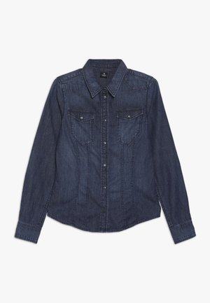 Dunkelblaues Denim-Hemd mit langen Ärmeln, durchgehender Knopfleiste, zwei Brusttaschen mit Knopfklappen und spitzem Kragen.