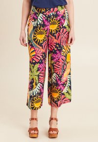 Palazzo-broeken van donkere stof met levendige tropische prints van zon- en loofmotieven. Ontworpen met een losse pasvorm en brede pijpen.