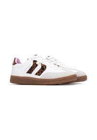 Zapatilla blanca con detalles de estampado de leopardo, con una suela de goma texturizada, materiales de cuero liso y gamuza, y un forro interior rosa.