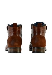 Botas de tobillo de cuero y ante marrón con cremallera lateral, suela de goma y forro azul en contraste. Punta ligeramente redondeada y tacón robusto.