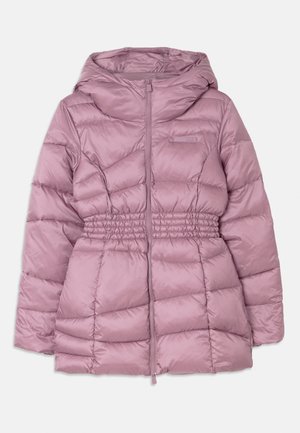 Vaatteessa on vaaleanpunainen vuorellinen takki, jossa on istuva vyötärö, huppu ja vetoketjukiinnitys. Tasainen pinta, jossa on ommeltuja paneelidetaileja.