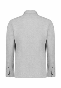Grijs langemouwen shirt van zachte stof, met een klassieke kraag en knoopmanschetten, met een gladde textuur en een eenvoudig ontwerp.