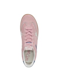 Sneaker in suede rosa con accenti bianchi e blu, punta rotonda e chiusura a lacci. Presenta una parte superiore testurizzata e suola in gomma.