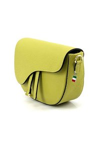 Geel leren schoudertas met een gebogen klep, gouden hardware en een decoratief label met de Italiaanse vlag. Textuurafwerking.