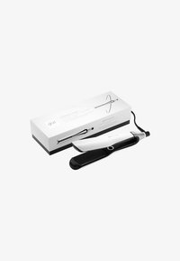Fer à lisser ghd Chronos Max blanc et noir avec boîte d'emballage sur fond blanc.