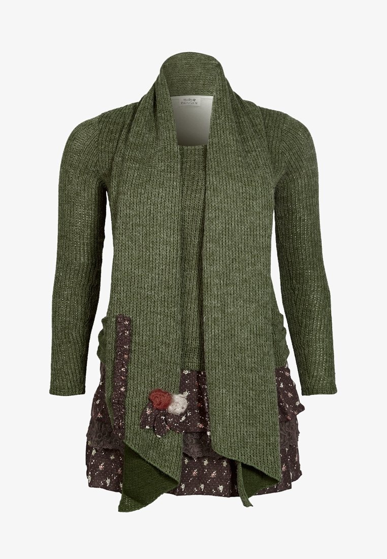 Cardigan verde lavorato a maglia con maniche lunghe, caratterizzato da un davanti a cascata, un motivo testurizzato e dettagli floreali su una gonna stratificata marrone.