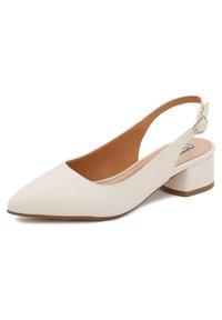 Slingback con tacco a punta in finta pelle bianca. Presenta un tacco basso a blocco, una fibbia alla caviglia regolabile e un rivestimento interno liscio.