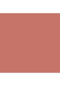 Kvinne og mann som utveksler dokumenter over et skrivebord på kontoret med bærbar PC, penn, plante og vindu med gardiner.