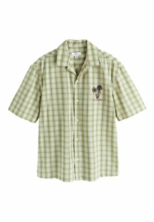 Svetlozelená kockovaná košeľa s krátkym rukávom, gombíkmi a malým kvetinovým vzorom s nápisom "FLEURS" na ľavej strane hrudníka.